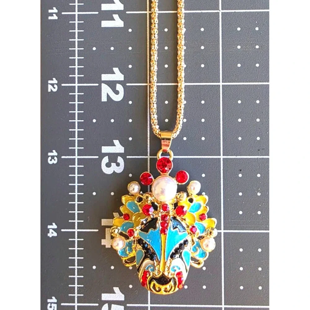 Betsey Johnson capture admiring
